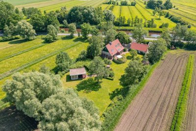 Idyllischer Landsitz in Alleinlage mit Bootsanleger, Nebengebäude und Saunahaus