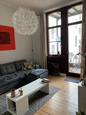 Schöne, helle und gepflegte 2-Zimmer Altbauwohnung mit Balkon