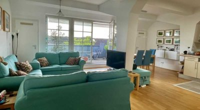 Moderne, 3-Zimmer Dachgeschosswohnung, Einbauküche und großem Süd-West-Balkon mit viel Charme!