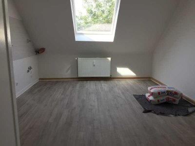 Moderne DG-Wohnung 2-Raum, große Wohnküche, modernes Bad, ideal für Studenten WG!