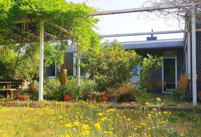 Architektenbungalow mit inspirierendem Künstlergarten als Familiendomizil oder Homeoffice-Hideaway