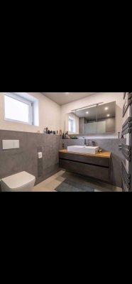 Stilvolle 3-Zimmer Wohnung, frisch modernisiert, mit eigenem Garten