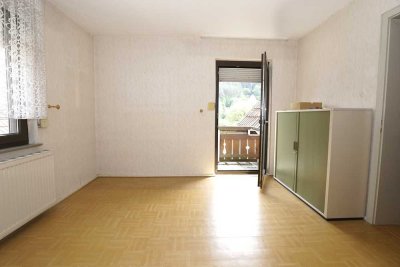 Bei Dahn: Angebaute DHH mit 2 Nebengebäuden, Garten und Wiesengrundstück