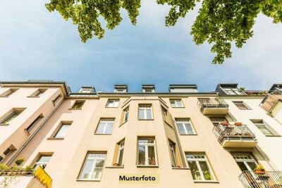 Wohn-/Geschäftshauskomplex mit mehreren Garagen und Stellplätzen