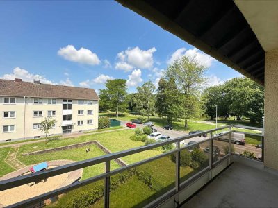 Geräumige 3-Zi.-Wohnung mit Einbauküche und Balkon!