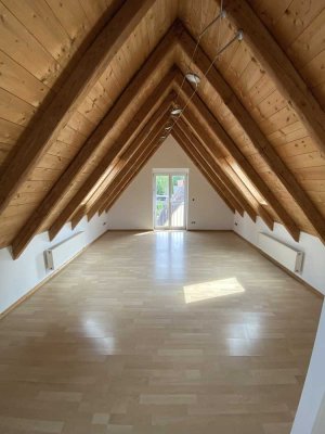 Helle 1-Zimmer-DG-Wohnung mit Sichtdachstuhl in Pentenried (Kreis Starnberg)