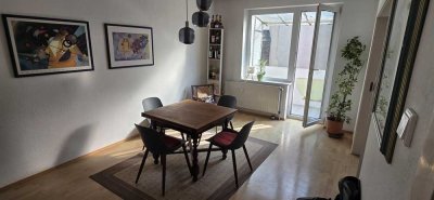Helle 2 Zimmer-Wohnung mit Balkon und Wohnküche