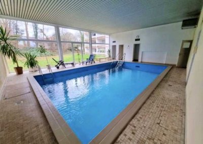 Helle 2-ZKB-Wohnung mit 2 Balkonen, 6. OG, Aufzug, Schwimmbad, Sauna – 82.000 € VB
