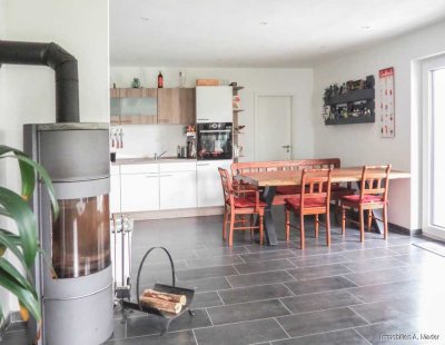 Sehr schöne Erdgeschoß- Wohnung mit Gartenanteil