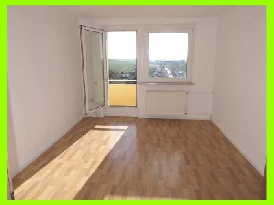 Tolle Aussicht ! - Sonnige 2-R-Whg mit Balkon, Einbauküche u. Stellplatz, Bad mit Wanne und Fenster