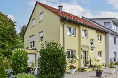 Wohnen im Grünen: Großzügiges Mehr-Generationen-Haus mit Sonnenterrasse und Heimkino
