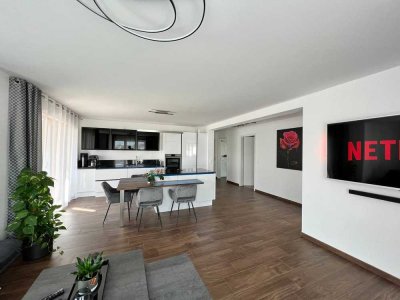 Stilvolle, vollmöblierte, geräumige, und neuwertige 3-Zimmer-Wohnung mit Balkon und EBK in Furth