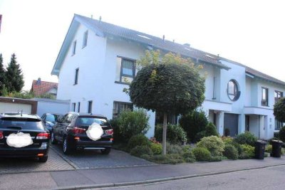 Modernes RMH in begehrter Wohnlage von Rheidt mit Garten, 2 Balkone, 2 Bäder, Kamin, Sauna + Garage