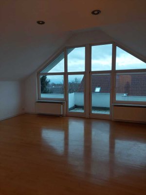 Helle 3,5-Zimmer Dachgeschosswohnung mit Balkon und Blick auf die Schwäbische Alb