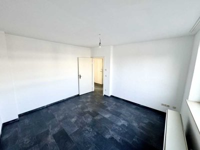 Frisch renovierte 2,5 Zimmer Whg im 1. OG nähe Uni und S-Bahnhof