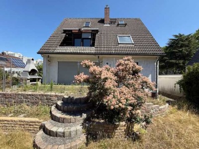 Freistehendes Einfamilienhaus mit Einzelgarage, großem Garten, Terrasse, Kamin und viel Potential!