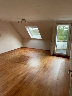 Hochwertig sanierte 2-Raum-DG-Wohnung mit Balkon und Einbauküche. in Mölln
