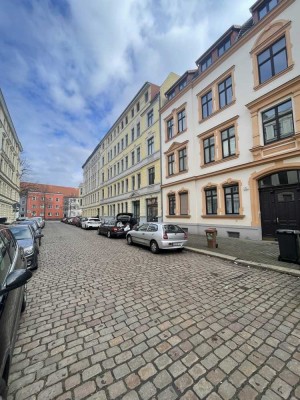 Lichtdurchflutete Dachgeschosswohnung mit Weitblick – EBK, WG geeignet, großes Bad mit Fenster!
