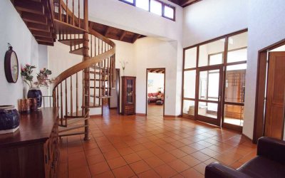 Unternehmervilla mit Pool, großem Grundstück für Ihre Privatsphäre und in einer hervorragende Lage
