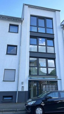 Baujahr 2015 – 3-Zimmer-Wohnung mit TG in zentraler Lage – umfassend renovierungsbedürftig
