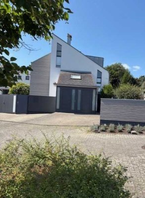 von privat: 2-Zimmer Maisonette-Wohnung mit Dachterrasse und Garten