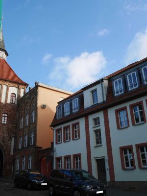 Exklusiv am Knieperteich: Lichtdurchflutete 2-Zimmer-Wohnung mit Einbauküche