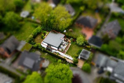 Gesamtes Obergeschoss in Rissen mit Blick ins Grüne: Große Terrasse, EBK, Gäste-WC & viel Ruhe