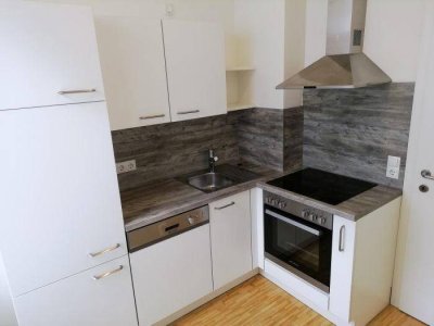 Ruhige 2 ZIMMER-Wohnung + Terrasse 4,1m² + extra Küche möbliert + Bad mit Dusche + extra WC!
