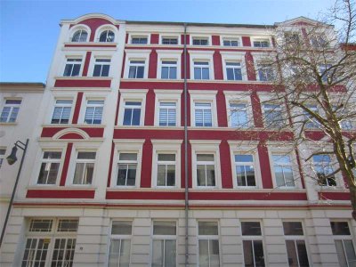 Wohnhaus mit Prachtfassade und Schlossblick in exponierter Innenstadtlage