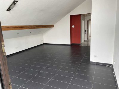 Modernisierte 3,5-Zimmer-Wohnung mit Balkon und EBK in Bad