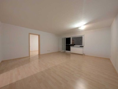 Attraktive 2-Zimmer Wohnung mit Balkon und Stellplatz vor der Haustüre im 1.OG