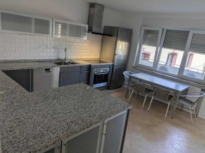 WG möglich, 5 Zimmer, 2 Bäder, 1 WC, 140 m2 Wohnung Großostheim, Balkon, voll ausgestatteter Küche