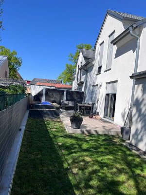 Modernes Wohnen in Ingolstadt: Helles Doppelhaus mit Garage