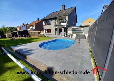 EINZIEHEN U. WOHLFÜHLEN:  Zweifamilienhaus mit Außenpool, Außenküche, zwei Garagen und Garten