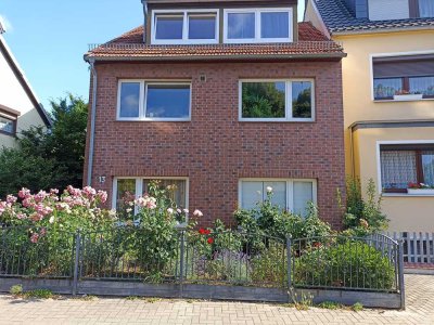 Attraktive und vollständig renovierte 3-Raum-Wohnung mit Balkon und EBK in Bremen