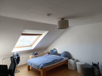 Gepflegte 2 Zi. DG-Wohnung mit Balkon und Einbauküche Mülheim Mitte