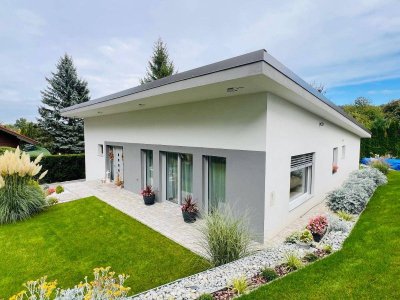 Stilvoller Neubau-Bungalow mit Stil &amp; Garten-Wohnen auf einer Ebene mit Wohlfühlfaktor, bei Neunkirchen