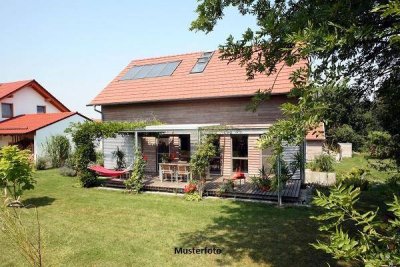 Familienfreundliches Holzriegelhaus mit viel Platz und Garage