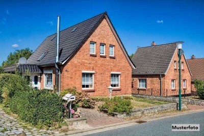 Zukunftssicheres Wohnen: Mehrgenerationenhaus mit Garagenstellplätzen & Carport
