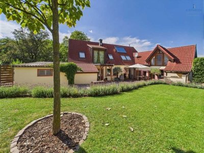 **Highlight!!! Charmantes 1-2-Familienhaus mit idyllischer Gartenfläche, neuer HZ, Garage, uvm. - ab