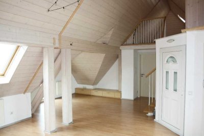Helle, ruhige 2,5 Zimmer Wohnung zzgl. Galerie und Dachterrasse