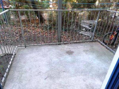 2 ZIMMER-Altbau + ruhiger Balkon + extra Küche möbliert + neuwertiges Bad mit Dusche / WC / Fenster!