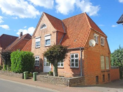 Wohnen und Arbeiten: Stilvolles Bürgerhaus auf großem Grundstück in Burg/Dithmarschen, Nähe NO-Kanal