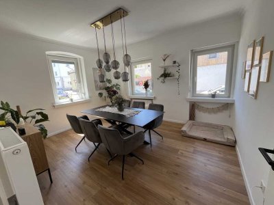 Wohnhaus  mit 5 Wohnungen und 1 Gewerbeeinheit in zentraler Lage