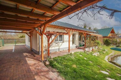 Wasserlage mit Seltenheitswert – stilvoller Bungalow mit eigenem Wasserzugang & Anlegestelle