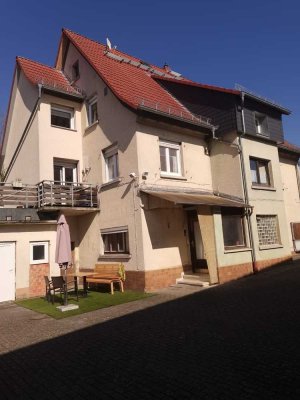 Mehrparteienhaus mit großem Grundstück