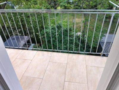 2 ZIMMER-Altbau + West-Balkon + extra Küche neu möbliert + Bad mit Dusche und Fenster + extra WC!