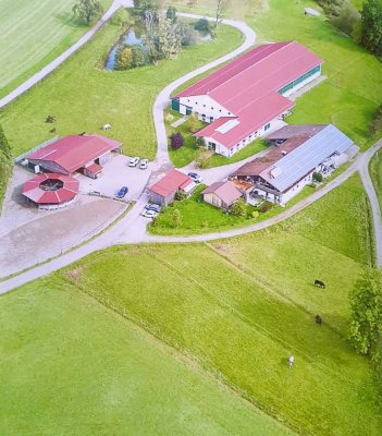 Moderne Reitsportanlage bei Isny – Leben und Arbeiten in einzigartiger Lage
