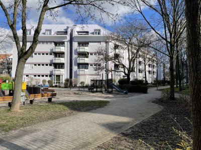 Großzügige 4,5-Zimmer-Wohnung in ruhiger Wohnanlage mit zwei Balkonen.