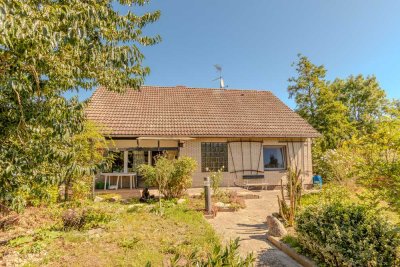 Einfamilienhaus mit Gartenhaus und zwei Garagen in Elbnähe